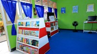 Tak hanya buku konvensional yang bisa dibaca dan dinikmati oleh para pelajar ini. Tetapi juga ada sarana audio visual untuk mereka semua.