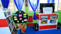 Kepala Cabang Ambon PT PELNI (Persero) Ilhamda turut hadir bersama Kepala Sekolah SMP N 34 Banda Neira Nurdin dengan didampingi Manager TJSL PT PELNI (Persero) Heidy Triseptiania usai meresmikan dan kunjungan ke lokasi Taman Baca di SMP Negeri 34 Maluku Tengah, Banda Neira, Senin (25/7). 