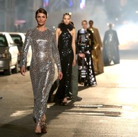 Supermodel tahun 90-an, Helena Christensen, ikut bergabung bersama para top model lainnya untuk melenggang di jalanan New York mengenakan busana Michael Kors. Foto: James Devaney/GC Images