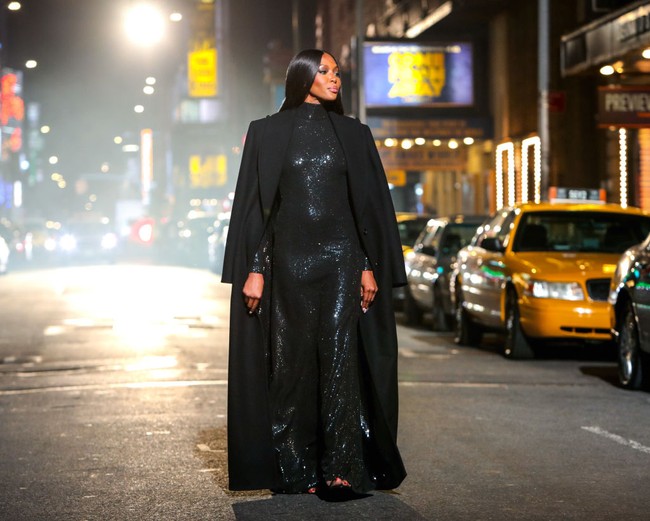 Deretan top model dunia bergabung dengan Bella Hadid untuk tampil di jalanan New York. Ada supermodel legendaris Naomi Campbell. Foto: James Devaney/GC Images