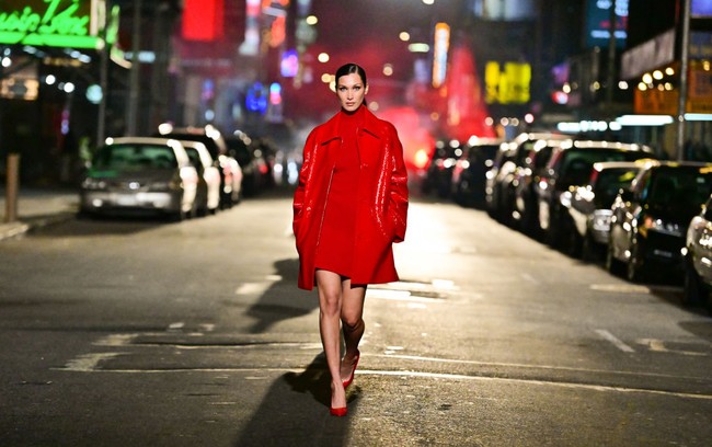 Adik Gigi Hadid ini dua kali tampil di jalanan New York mengenakan koleksi fall/winter 2021 Michael Kors. Salah satunya mini dress merah yang dipadukan dengan coat dan sepatu high heels merah. Foto: James Devaney/GC Images