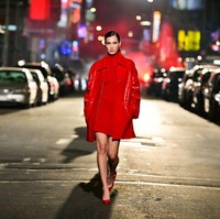 Adik Gigi Hadid ini dua kali tampil di jalanan New York mengenakan koleksi fall/winter 2021 Michael Kors. Salah satunya mini dress merah yang dipadukan dengan coat dan sepatu high heels merah. Foto: James Devaney/GC Images