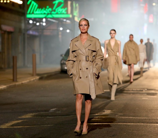 Satu lagi model 90-an yang tampil di jalanan kota New York. Carolyn Murphy yang pernah menjadi VH1/Vogues Model of the Year melenggang memakai coat Michael Kors. Foto: James Devaney/GC Images