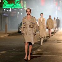 Satu lagi model 90-an yang tampil di jalanan kota New York. Carolyn Murphy yang pernah menjadi VH1/Vogues Model of the Year melenggang memakai coat Michael Kors. Foto: James Devaney/GC Images
