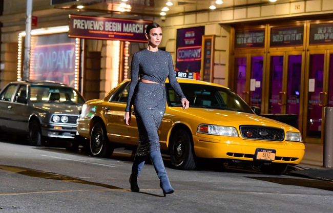Mantan kekasih Cristiano Ronaldo ini memadukan gaunnya dengan boots suede berwarna senada dengan busananya. Foto: James Devaney/GC Images