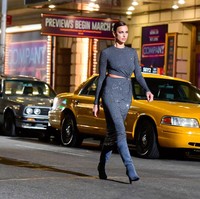 Mantan kekasih Cristiano Ronaldo ini memadukan gaunnya dengan boots suede berwarna senada dengan busananya. Foto: James Devaney/GC Images