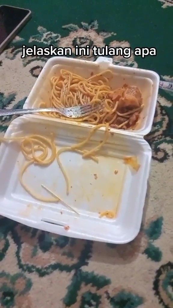 Zonk! Pesan Spaghetti, Pria Ini Dapat Tulang Aneh di Dalamnya