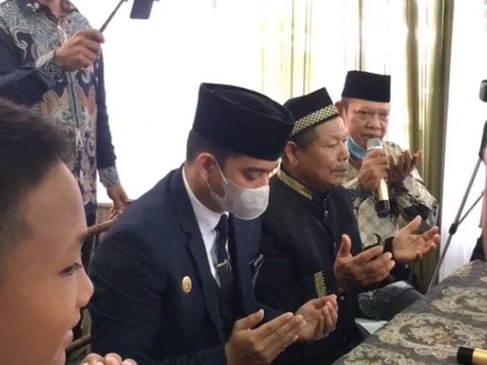 Unggahan viral wanita salfok dengan bapak penghulu ganteng. Unggahan viral wanita salfok dengan bapak penghulu ganteng.