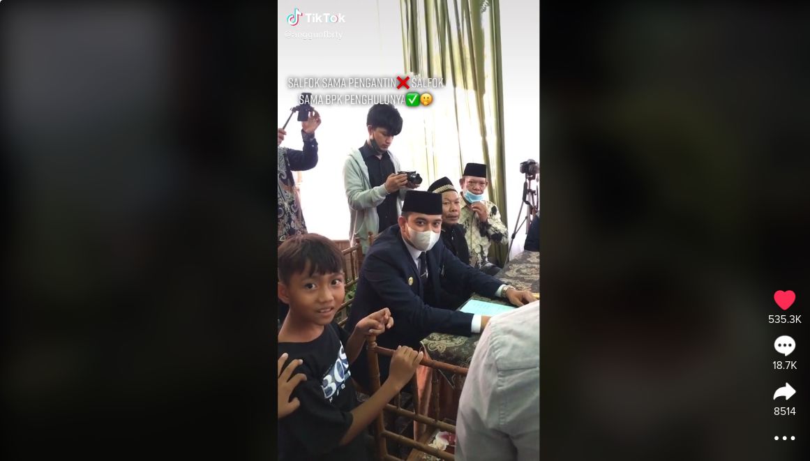 Unggahan viral wanita salfok dengan bapak penghulu ganteng di acara akad nikah.