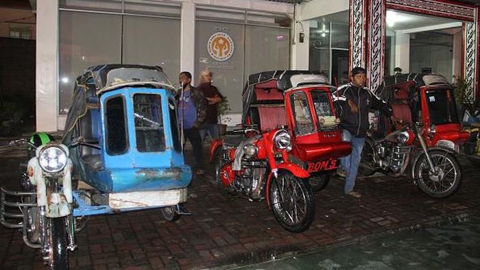 Uniknya Becak Siantar di Sumut, Motor Tempur Peninggalan PD II SIANTAR, INDONESIA - JULY 21: Motorized rickshaw drivers wait for passengers in Siantar City, North Sumatra Province, Indonesia on July 21, 2022. In Siantar City, there is a famous motorcycle taxi known as the Siantar Becak. One peculiarity of this mode of transportation uses a BSA or Birmingham Small Arm motorcycle, an old motorbike made in England which was produced in 1930, formerly this motorbike was made for war vehicles, especially for the British military and the allied army during World War II. (Photo by Kiki Cahyadi/Anadolu Agency via Getty Images)