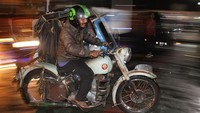 Kendaraan-kendaraan itu bergeletakan begitu saja di jalanan dan tempat-tempat lainnya.   