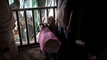 Mereka yang Berjuang Menyelamatkan Anak Badak di Afsel