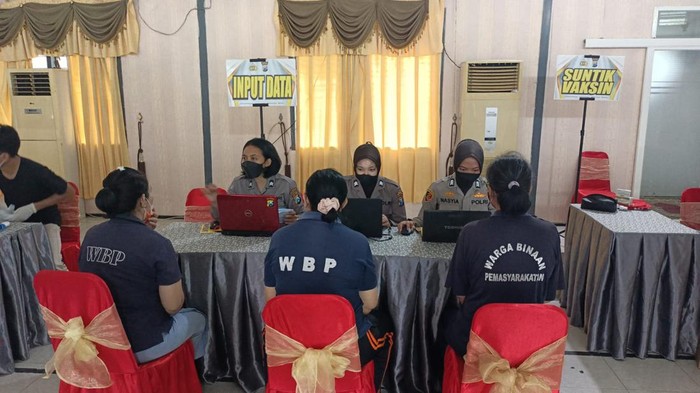 Vaksinasi di Lapas Wanita Malang