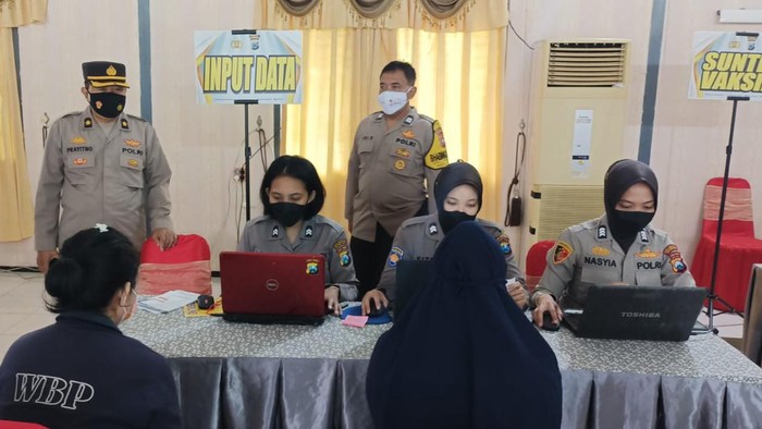 Vaksinasi di Lapas Wanita Malang