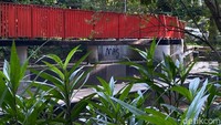 Vandalisme masih terjadi di taman ini, padahal DPKP3 Kota Bandung sudah memasang papan imbauan agar tidak merusak fasilitas taman. (Foto: Wisma Putra/detikJabar)