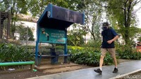 Fasilitas yang menjadi sasaran vandalisme salah satunya yakni tempat duduk. Coretan terlihat di atap tempat duduk tersebut. (Foto: Wisma Putra/detikJabar)