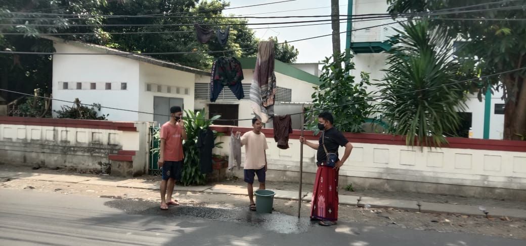 Warga di Ciputat Timur menjemur baju di kabel optik yang menjuntai di Jl Tarumanegara, Pisangan, Ciputat Timur, Tangsel. 24 Juli 2022. (Sumber: Warga bernama Saidna Ali)