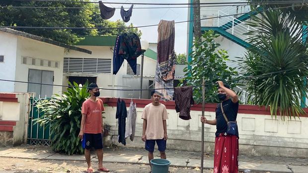 Warga di Ciputat Timur menjemur baju di kabel optik yang menjuntai di Jl Tarumanegara, Pisangan, Ciputat Timur, Tangsel. 24 Juli 2022. (Sumber: Warga bernama Saidna Ali)