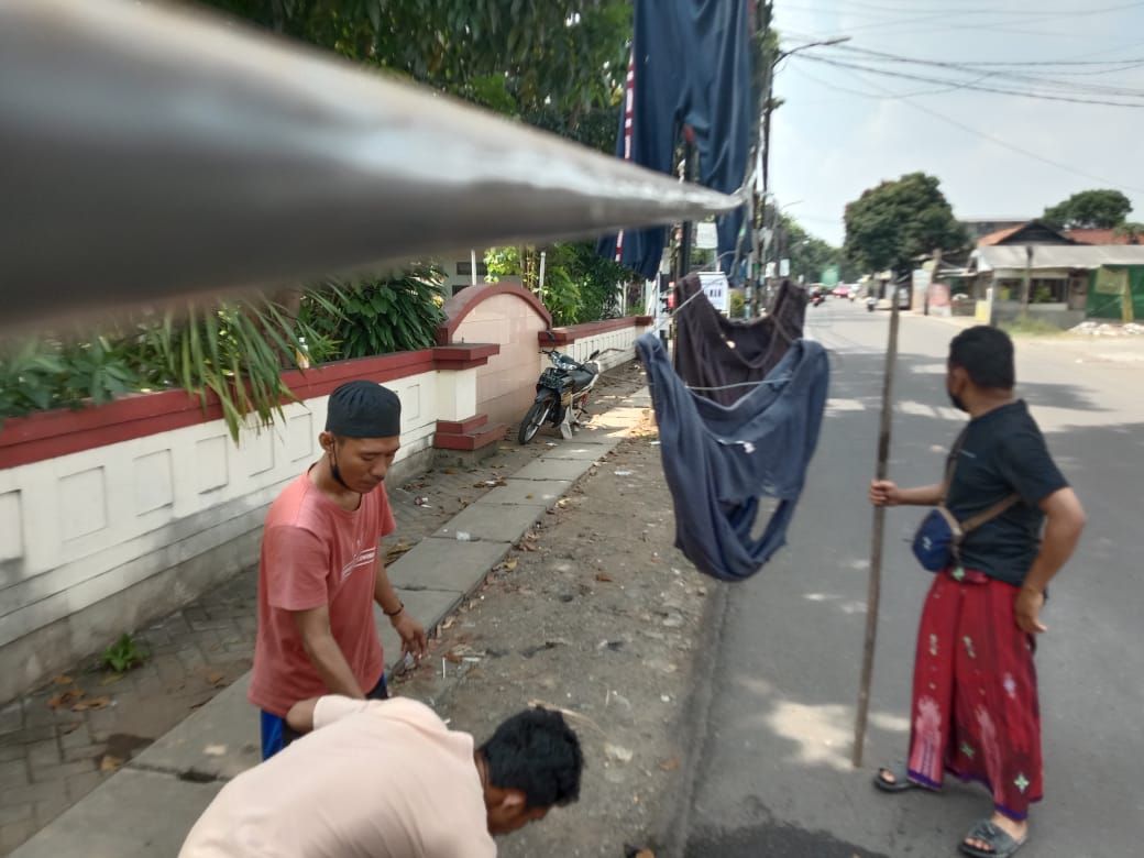 Warga di Ciputat Timur menjemur baju di kabel optik yang menjuntai di Jl Tarumanegara, Pisangan, Ciputat Timur, Tangsel. 24 Juli 2022. (Sumber: Warga bernama Saidna Ali)