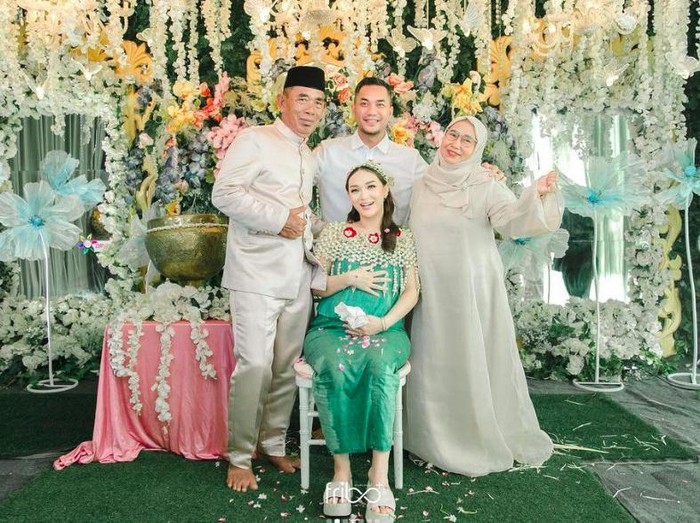 Zaksia Gotik gelar acara tujuh bulanan.