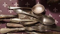 Ini adalah bentuk sendok antik zaman dulu. Biasanya dibuat dari bahan perak dan dipakai untuk mengaduk teh hingga makan kue pada era Victoria. Foto: southern living