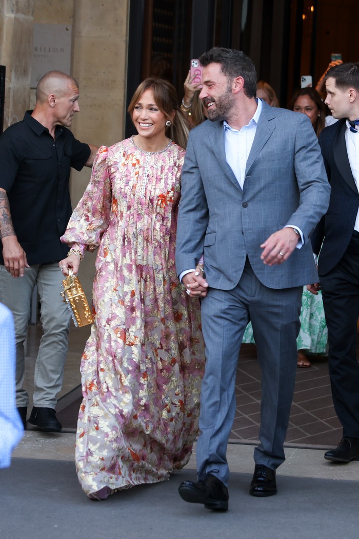1410507934 PARIS, FRANCE - JULY 23: Jennifer Lopez and Ben Affleck are seen leaving HΓ΄tel de Crillon on July 23, 2022 in Paris, France. (Photo by Pierre Suu/GC Images)