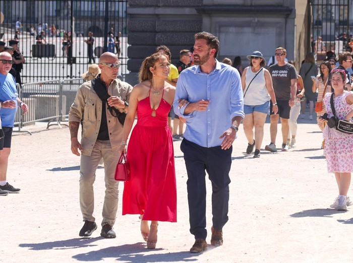 PARIS, FRANCE - JULY 24: Jennifer Lopez and Ben Affleck are seen strolling near the Louvre Museum on July 24, 2022 in Paris, France. (Photo by Pierre Suu/GC Images)