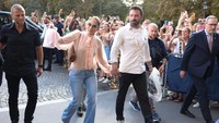 J-Lo tampak ramah melambaikan tangan dan menyapa fans yang sudah menunggunya. (Foto: GC Images/Pierre Suu) 