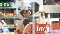 Jennifer Lopez dan Ben Affleck terpotret mesra saat sedang berbelanja. (Foto: GC Images/Pierre Suu) 