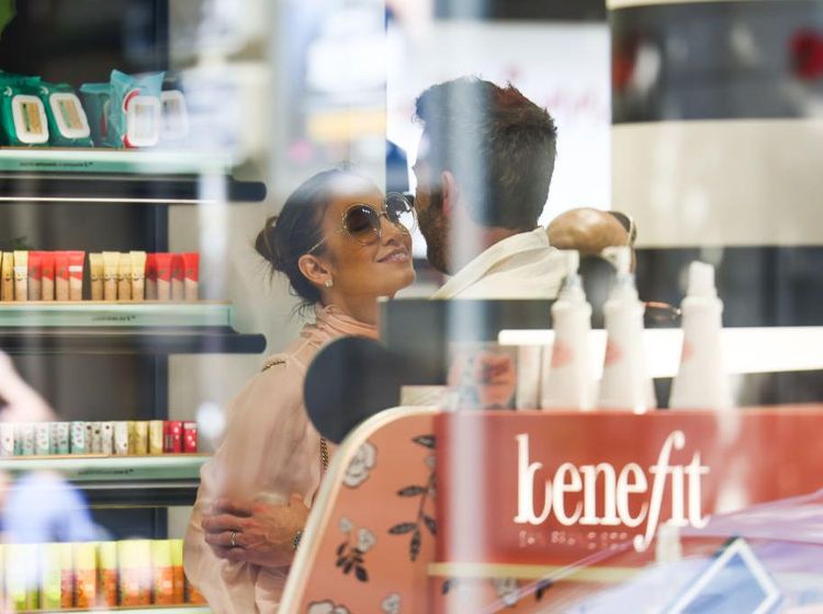 Jennifer Lopez dan Ben Affleck Jalan-jalan Romantis di Paris