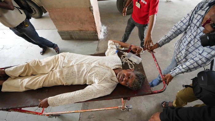 21 Warga India Tewas Gegara Tenggak Miras Oplosan Vinodbhai Jadavbhai Solanki is carried for treatment to civil hospital after falling sick from consuming spurious liquor, in Ahmedabad, India, Tuesday, July 26, 2022. At least 21 people have died and another 30 fallen sick from drinking spurious liquor in India's western state of Gujarat, officials said Tuesday. Senior government official Mukesh Parmar said the deaths occurred in Ahmedabad and Botad districts of the state, where manufacturing, sale and consumption of liquor are prohibited. (AP Photo/Ajit Solanki)