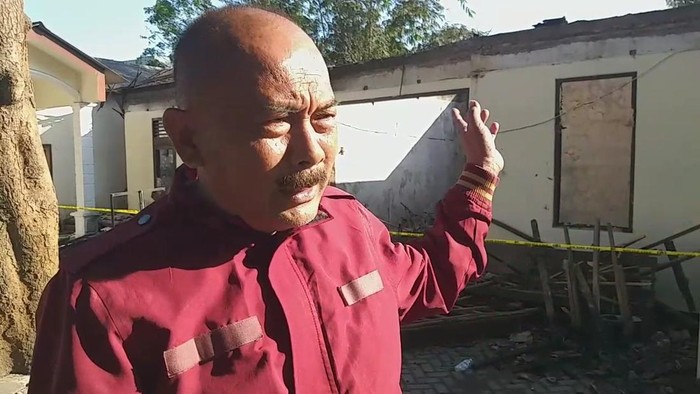 4 ruangan polsek purwosari ludes terbakar 4 ruangan polsek purwosari ludes terbakar