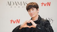Jisung pun memberikan tanda cinta dengan kedua tangannya di hadapan kamera. Foto: (dok. Disney+ Hotstar)