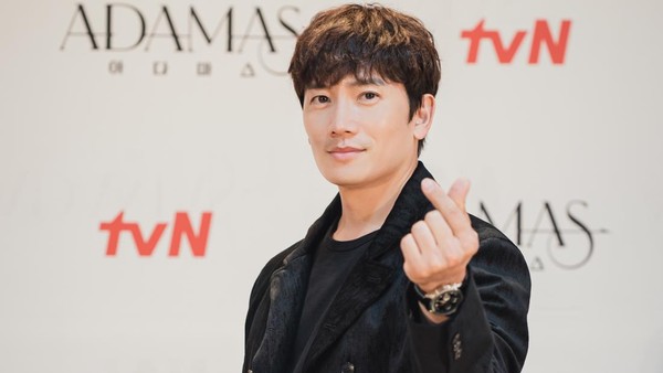Tanda Cinta Jisung di Jumpa Pers Drakor Adamas