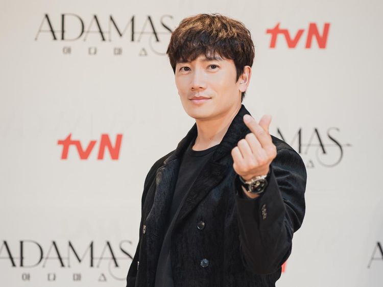 Tanda Cinta Jisung di Jumpa Pers Drakor Adamas