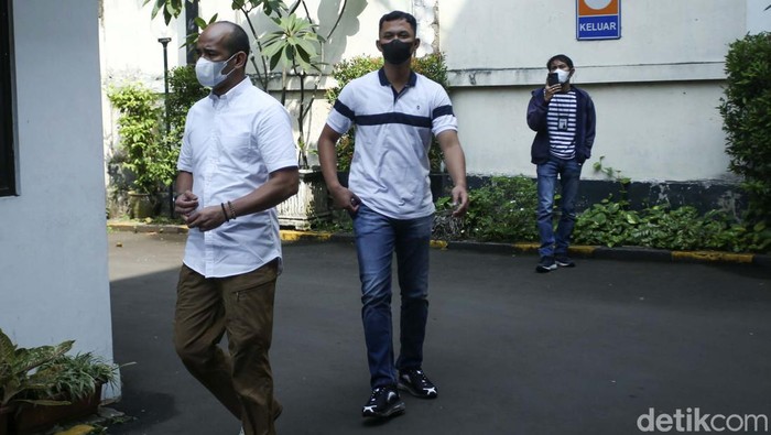 Komnas HAM Choirul Anam memanggil seluruh ajudan Ferdy Sambo untuk dimintai keterangan. Pagi tadi ajudan Irjen Ferdy Sambo telah tiba di Kantor Komnas HAM.