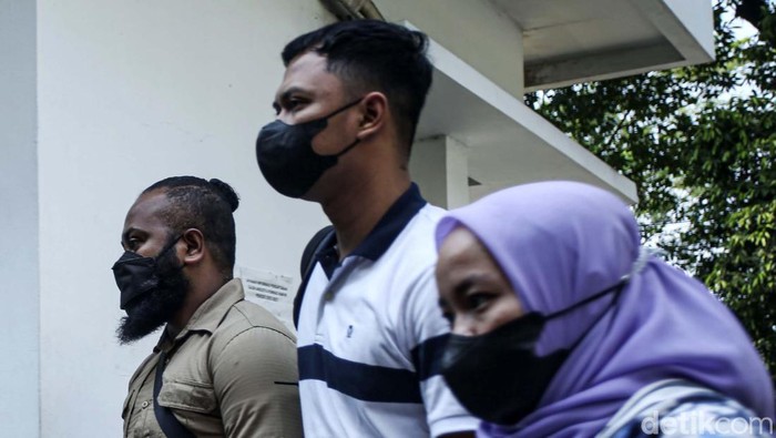 Komnas HAM Choirul Anam memanggil seluruh ajudan Ferdy Sambo untuk dimintai keterangan. Pagi tadi ajudan Irjen Ferdy Sambo telah tiba di Kantor Komnas HAM.