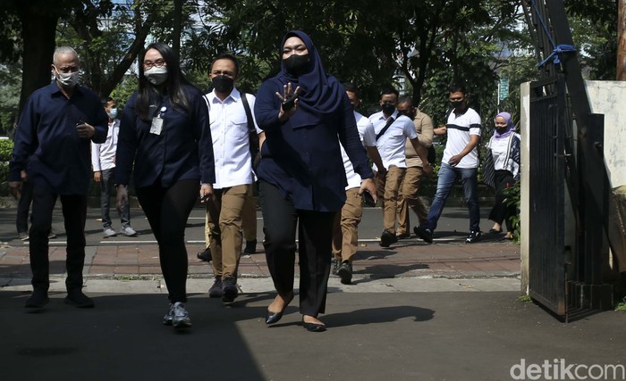 Komnas HAM Choirul Anam memanggil seluruh ajudan Ferdy Sambo untuk dimintai keterangan. Pagi tadi ajudan Irjen Ferdy Sambo telah tiba di Kantor Komnas HAM.