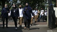 Salah satu ajundan Ferdy Sambo berjalan memasuki gedung Komnas HAM.