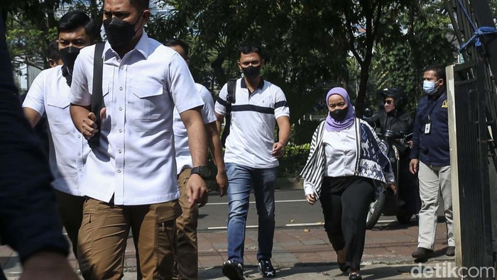 Komnas HAM Choirul Anam memanggil seluruh ajudan Ferdy Sambo untuk dimintai keterangan. Pagi tadi ajudan Irjen Ferdy Sambo telah tiba di Kantor Komnas HAM.