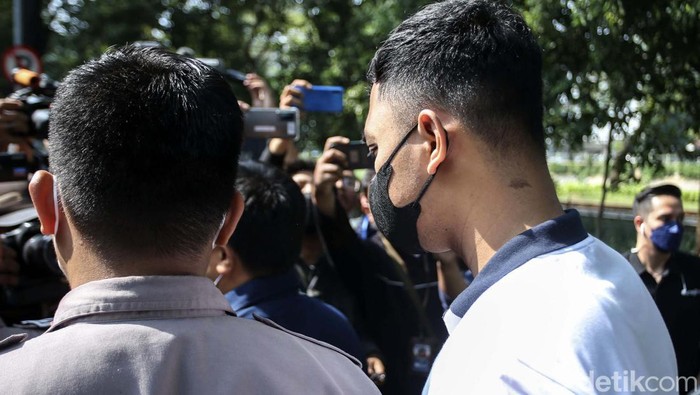 Ajudan Ferdy Sambo Penuhi Panggilan Komnas HAM Komnas HAM Choirul Anam memanggil seluruh ajudan Ferdy Sambo untuk dimintai keterangan. Pagi tadi ajudan Irjen Ferdy Sambo telah tiba di Kantor Komnas HAM.