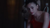 Dalam adegan-adegan flashback, kita bisa melihat tindak kekerasan yang dilakukan Hamza kepada Badru. (Foto: dok. Netflix)