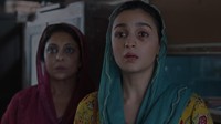 Alia Bhatt memerankan karakter Badru, istri yang mengalami kekerasan dalam rumah tangga oleh suaminya yang bernama Hamza (diperankan Vijay Varma). (Foto: dok. Netflix)  