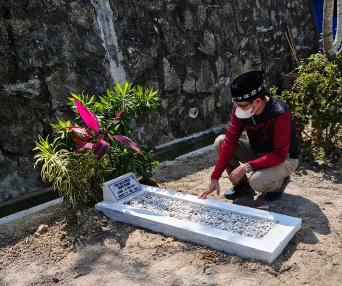 Anggota Komnas HAM RI Amiruddin al-Rahab, saat berziarah ke makam Buya Syafii Maarif (dok Istimewa)