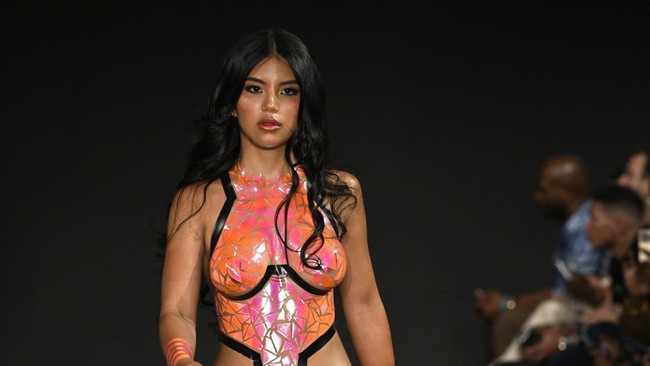 Salah satu model yang tampil di fashion show Black Tape Project adalah Chanel Rivera. Dalam unggahannya di Instagram, Rivera mengatakan bahwa sang desainer dan timnya membutuhkan waktu 12 jam untuk memasang selotip di tubuhnya. Foto: Arun Nevader/Getty Images for Art Hearts Fashion