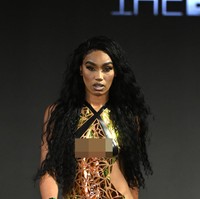 Joel memasang selotip tersebut untuk menutupi bagian tubuh intim para model. Selotip-selotip tersebut menggantikan underwear dan bra yang biasanya dikenakan model. Foto: Arun Nevader/Getty Images for Art Hearts Fashion