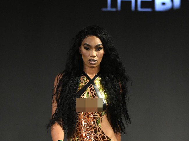 Joel memasang selotip tersebut untuk menutupi bagian tubuh intim para model. Selotip-selotip tersebut menggantikan underwear dan bra yang biasanya dikenakan model. Foto: Arun Nevader/Getty Images for Art Hearts Fashion