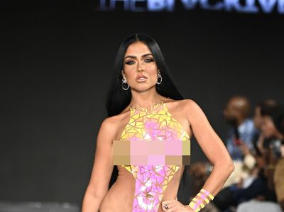 Foto: Aksi Model Catwalk Cuma Pakai Baju Renang dari Selotip