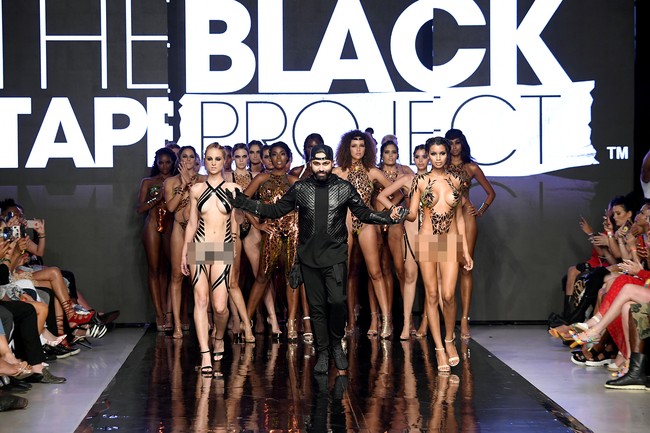 Para model yang memakai ‘baju renang’ dari selotip ini beraksi di Miami Swim Week pada 15 Juli 2022. Mereka merupakan model untuk fashion show karya seniman Joel Alvarez. Foto: Arun Nevader/Getty Images for Art Hearts Fashion