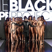 Para model yang memakai ‘baju renang’ dari selotip ini beraksi di Miami Swim Week pada 15 Juli 2022. Mereka merupakan model untuk fashion show karya seniman Joel Alvarez. Foto: Arun Nevader/Getty Images for Art Hearts Fashion